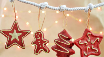 closeup of Christmas garland decoration | Simple Christmas Decorations | Easy DIY Christmas Decorations | christmas decoration ideas diy | Featured