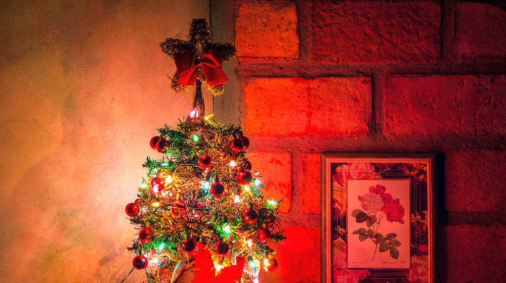 Lighted Christmas tree | DIY Christmas Tree Topper Ideas | christmas tree toppers ideas | Featured