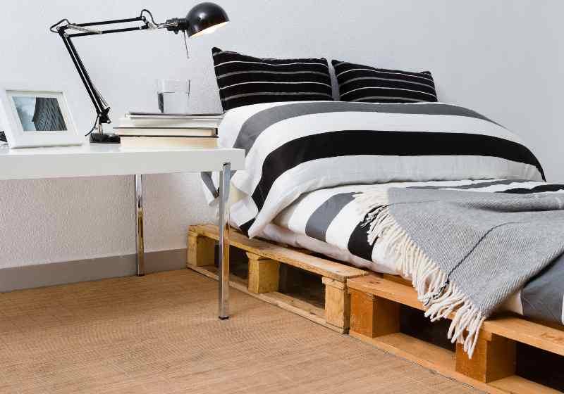 Recycled diy pallet platform bed in modern bedroom | Easy DIY Platform Bed