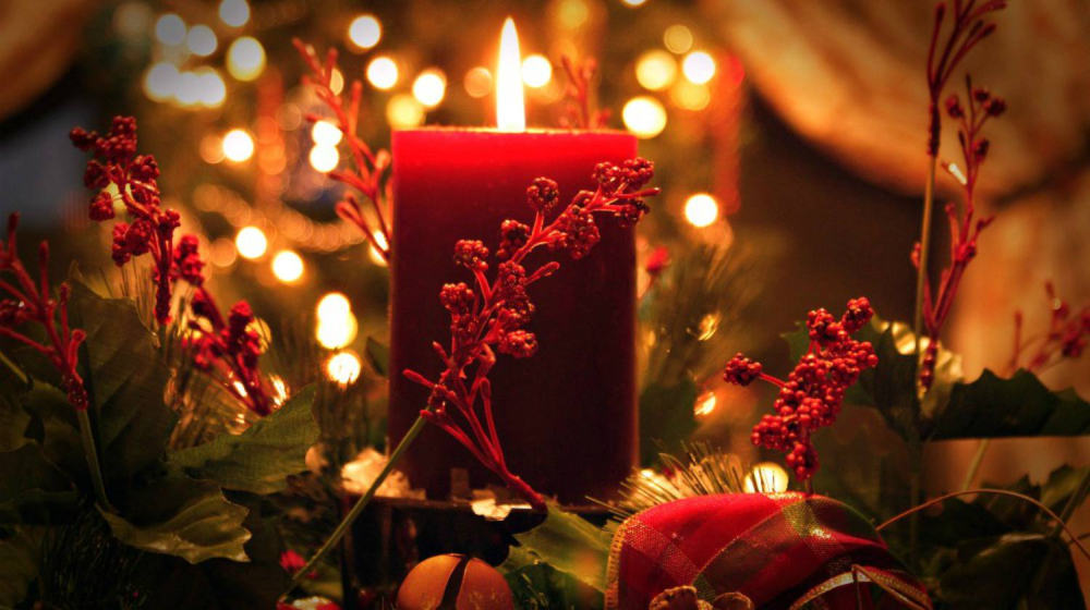 Christmas candle as a centerpiece | Our DIY Christmas Ideas Roundup