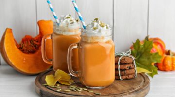 Pumpkin spice latte in mason jars on table | Fall-Inspired Mason Jar Cookie Recipes | Featured