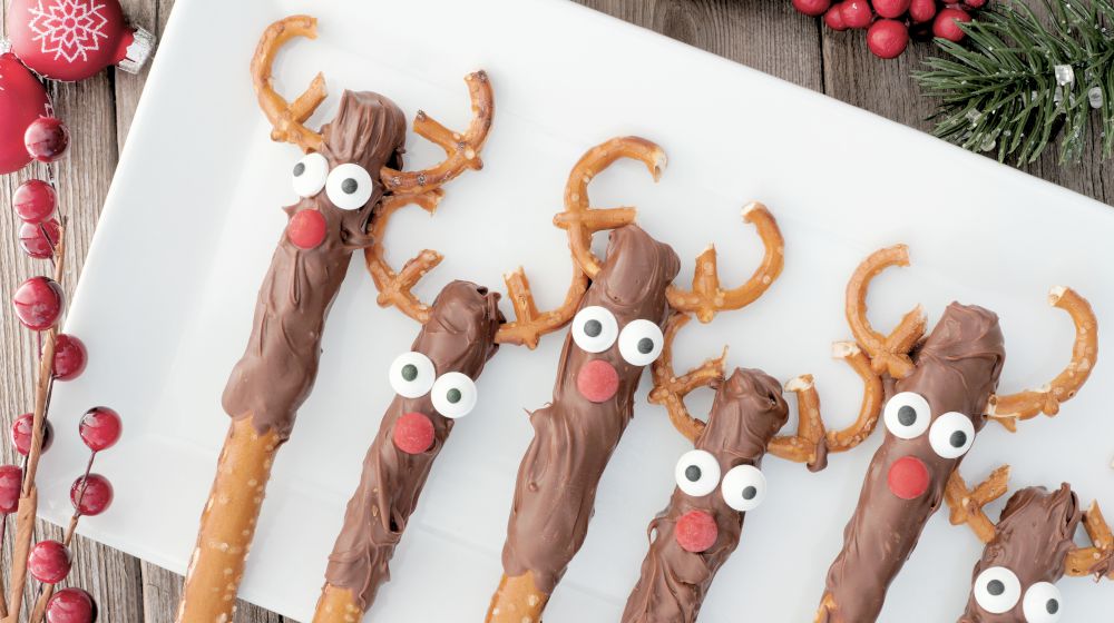 cute christmas reindeer chocolate dipped pretzel | Easy Christmas Treats Recipes You Can Make Last-Minute | easy christmas treats | christmas sweet treats | Featured