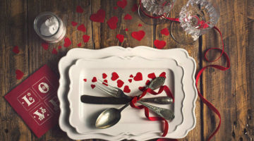 Valentine's day table setting | Valentine's Day Dinner Ideas For Two On A Budget | romantic dinner | Featured