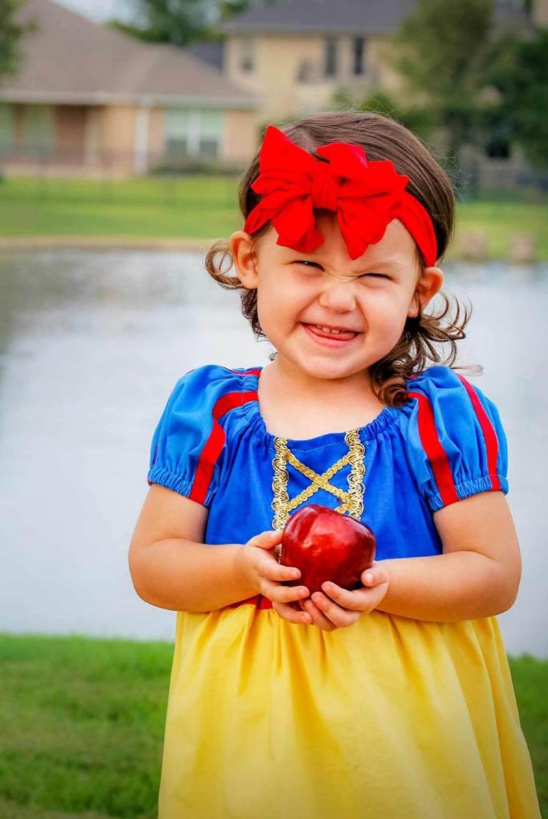 DIY-snow-white-costume-from-a-peasant-dress-pattern | snow white costume girl
