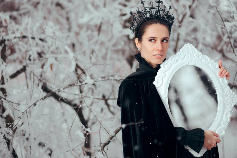 evil-queen-magic-mirror-winter-wonderland | snow white family costume