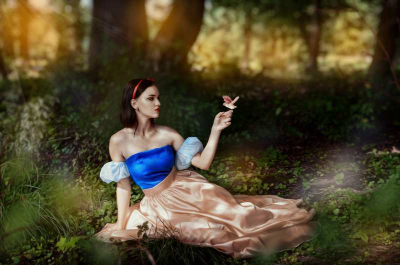 fairy-tale-princess-poisoned-apple-magic | snow white costume girl