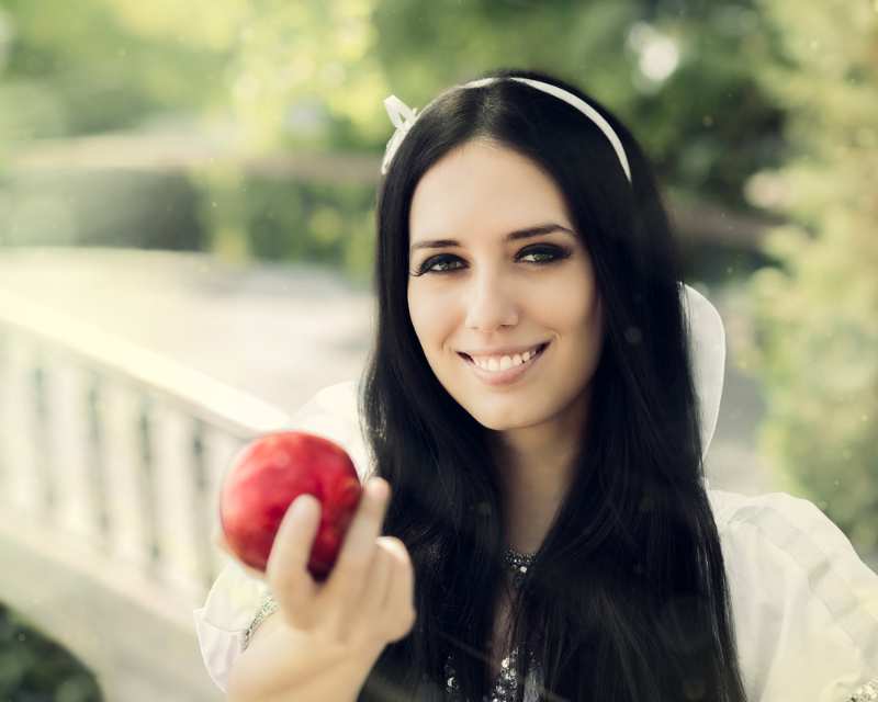 snow-white-princess-famous-red-apple | diy costume