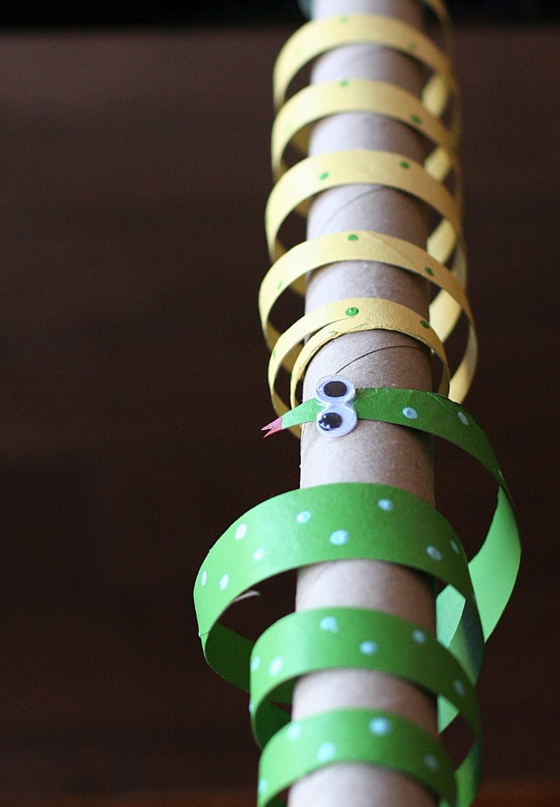 arts-crafts-tp-roll-snakes | toilet paper roll zoo animals