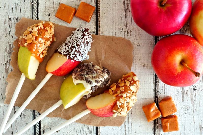 autumn-apples-slices-dipped-chocolate-caramel | easy thanksgiving desserts for a crowd