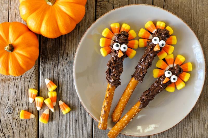 cute-thanksgiving-turkey-pretzel-sticks-candy | mini thanksgiving desserts