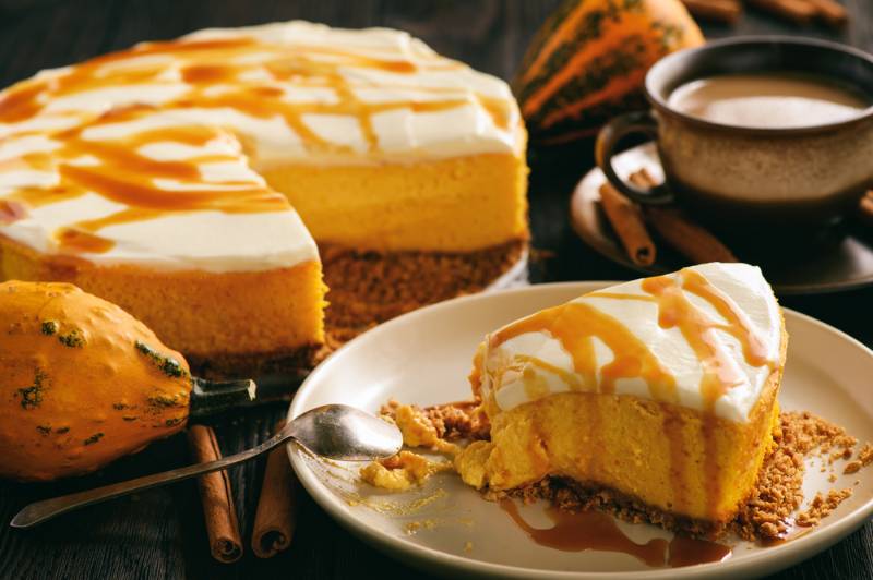 homemade-delicious-pumpkin-cheesecake-caramel-sauce | light desserts for thanksgiving