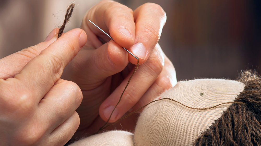 دستان زن در حال دوختن مو به عروسک والدورف |  نحوه ساخت عروسک در مراحل آسان |  آموزش ساخت عروسک پارچه ای |  ویژه