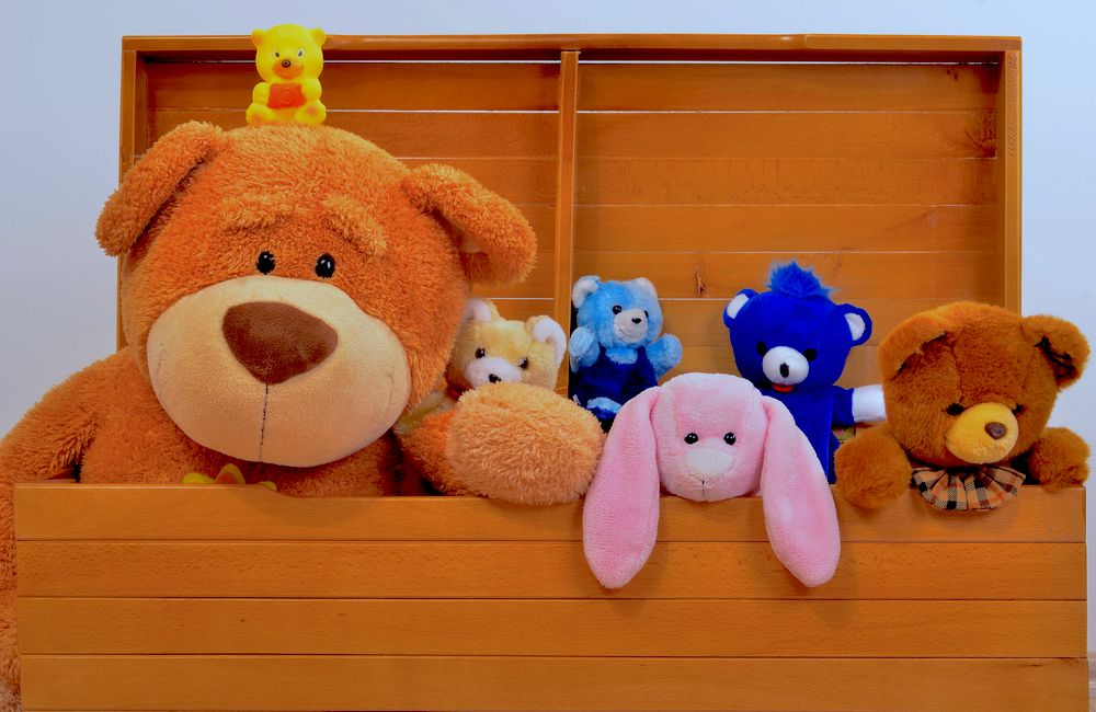 تنه کودک با یک خرس عروسکی بزرگ و اسباب بازی های مخمل خواب دار کوچک |  جعبه ذخیره سازی اسباب بازی DIY که می توانید با بچه های خود بسازید |  ویژه