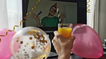 Birthday congratulation through the computer screen | How To Throw A Party For Mother's Day During The Lockdown | Featured