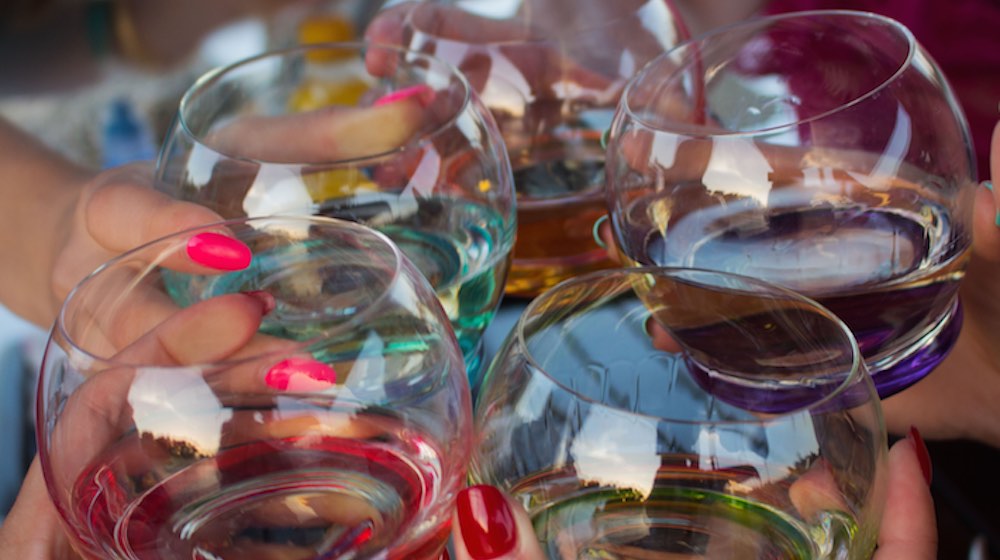 عینک رنگی |  نحوه رنگ آمیزی لیوان شراب مرمر با استفاده از لاک ناخن |  ویژه
