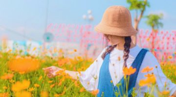 girl in flower field | DIY Sun Hat Ideas That Will Keep You Cool This Summer | hats that keep you cool in the summer | featured