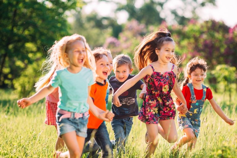 large-group-kids-friends-boys-girls | how to make your backyard fun
