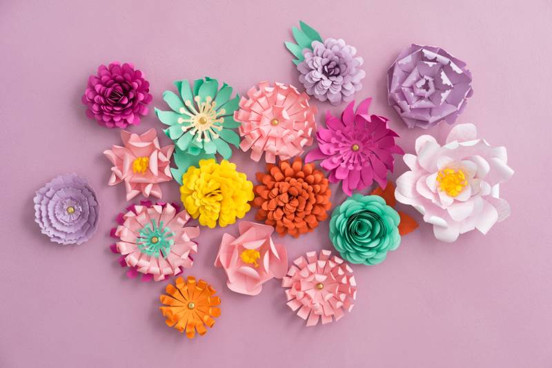 bunt-handgeschöpftes-Papier-Blumen-auf-Rosa | Cricut-Projekte für Anfänger und größere Kinder