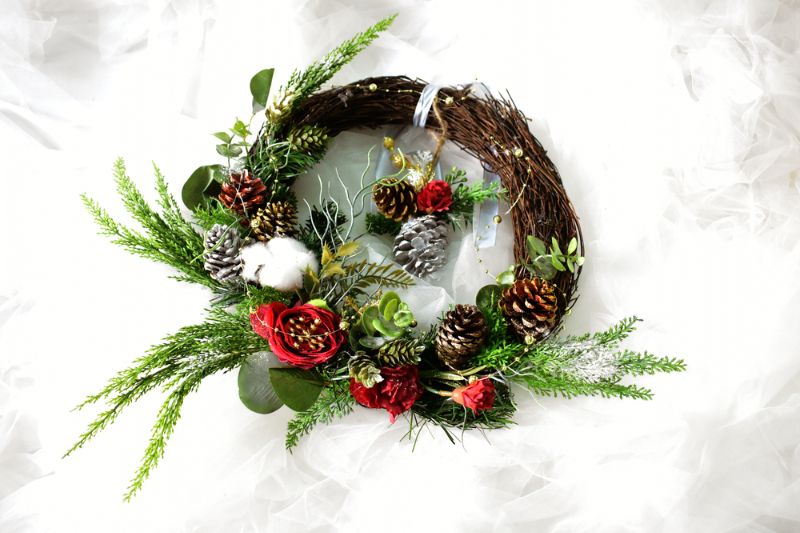 christmas-decorations-wreath-on-white-chiffon | flower wreath