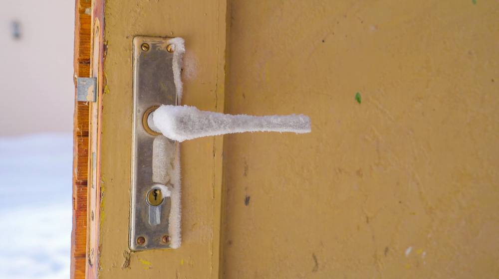 closer-look-door-knob-covered-ice | How to thaw a frozen lock | Featured