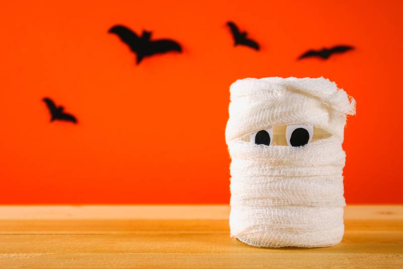 concept-halloween-bats-mummy-jar-bandages | Homemade halloween decorations