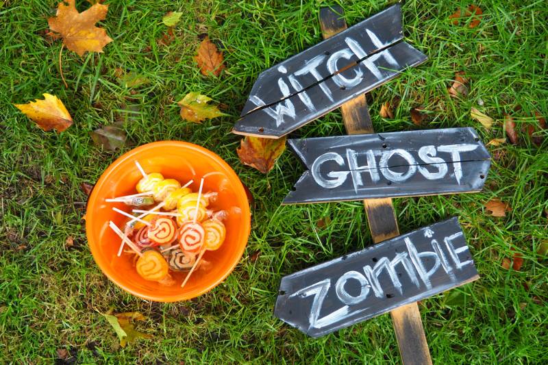 jackolantern-halloween-bucket-candies-direction-sign | Halloween crafts