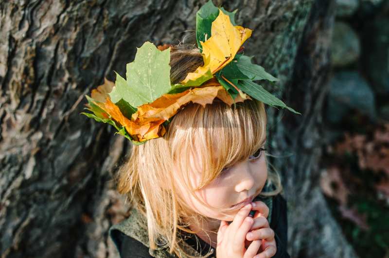 portrait-young-child-leaf-crown-autumn | autumn