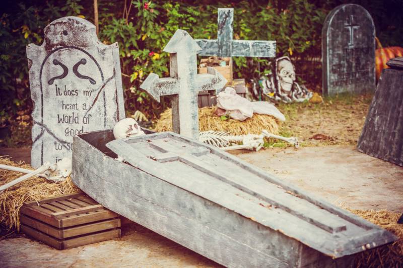 scary-night-skeleton-coffin-crosses-gravestones | Easy halloween crafts
