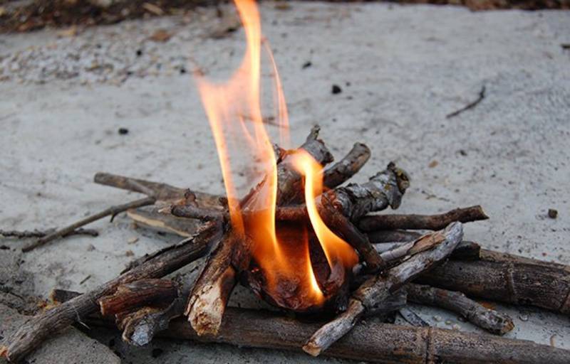 starting-a-bonfire-with-an-egg-carton-fire-starter | homemade fire starters