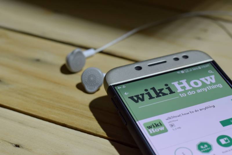 wikiHow How to do Anything dev Anwendung auf dem Smartphone-Bildschirm |  DIY