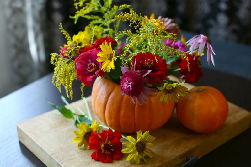 bright-autumn-composition-pumpkin-vase | thanksgiving family craft ideas