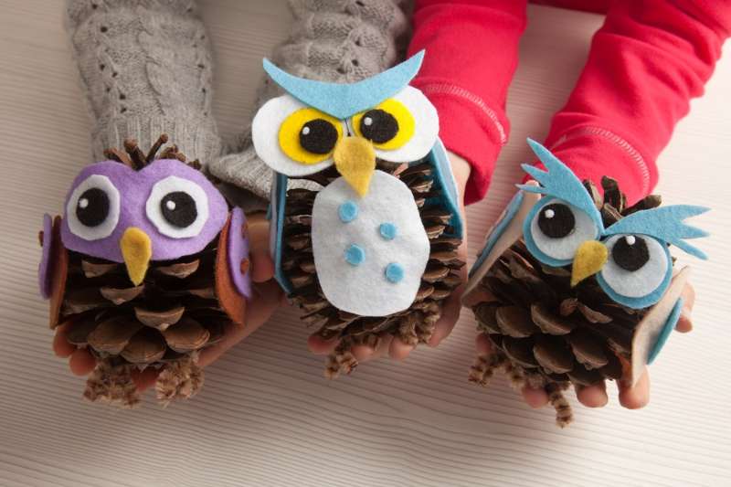 children-holding-felt-pine-cone-owl | pine cone art