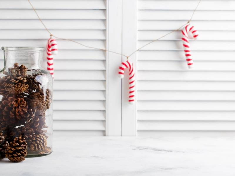 christmas-new-year-decorations-candy-canes | outdoor christmas garland for fence