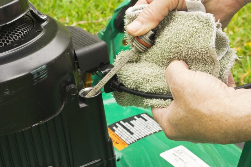 Aufrechterhaltung des richtigen Ölstands auf dem Rasen  wie man einen rauchenden Rasenmäher repariert