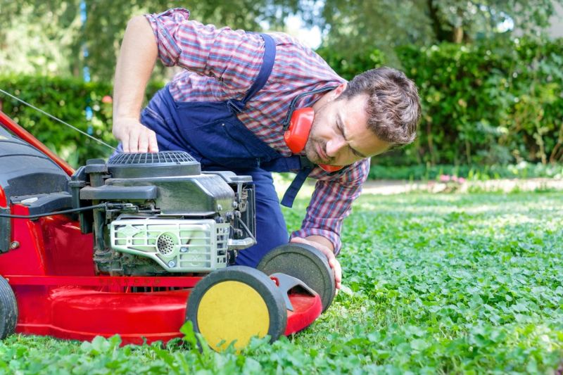 Ein-Mann-Porträt-Gartengras schneiden |  wie man einen Rasenmäher repariert