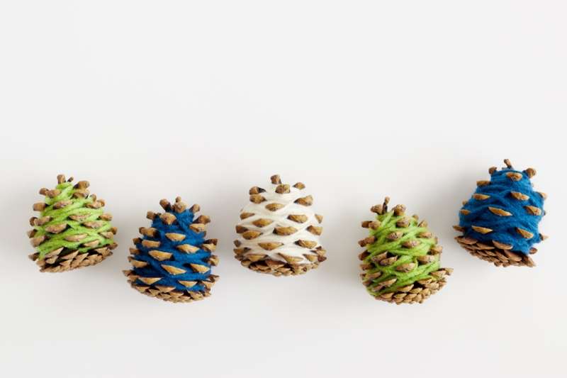 pinecones-wrapped-colorful-yarn-simple-holiday | pine cone 