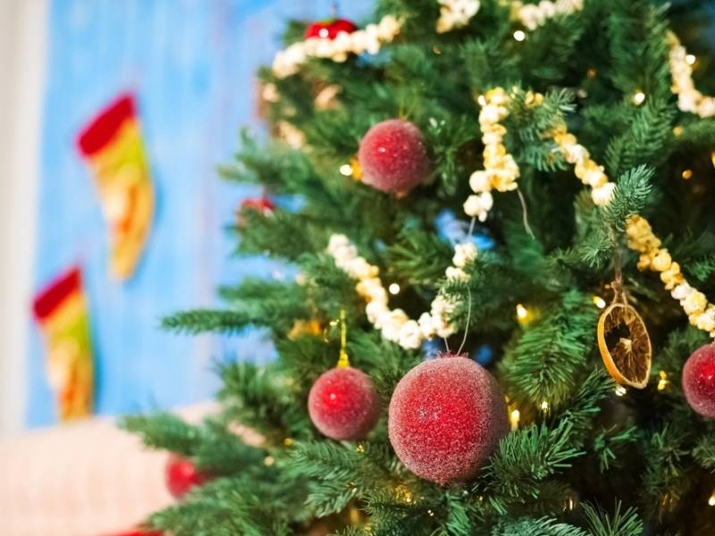 red-christmas-balls-on-tree-background | christmas
