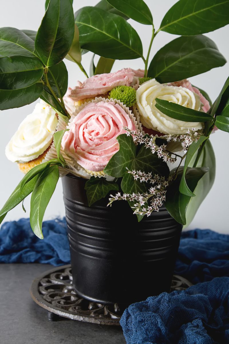 bouquet-cupcake-green-leaves-black-flowerpot | thoughtful gifts for grandma diy