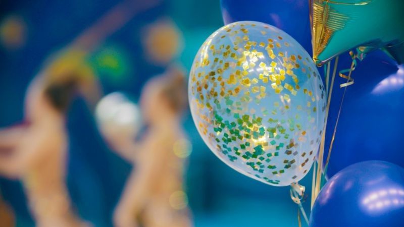 Bündel-Luftballons-ein-gefüllt-Konfetti |  Silvester Countdown-Aktivitäten