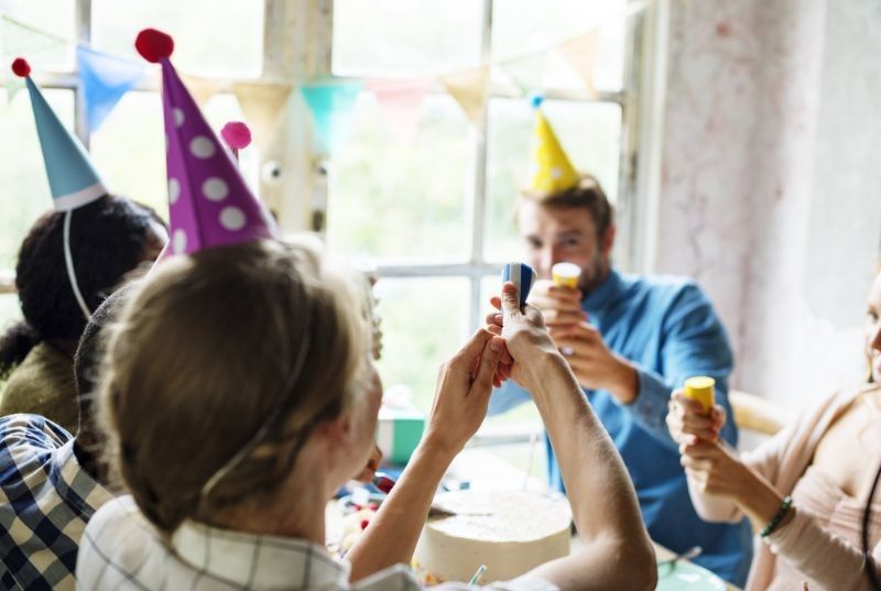 Leute, die Party-Popping-on-Friend benutzen |  Silvester DIY Projekte
