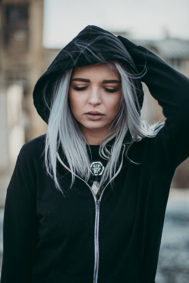 woman-in-black-zip-up-hoodie-and-blonde-hair | dry shampoo diy