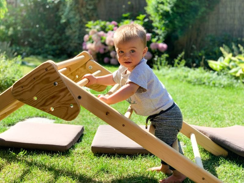 baby-learning-stand-climb-on-pikler | pikler triangle diy