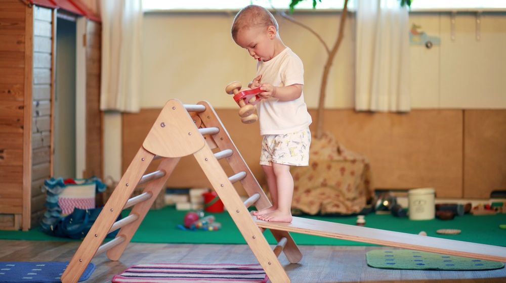 کودک-ایستاده-روی-پیکلر-مثلث-قرمز |  چگونه یک مثلث Pickler DIY برای بازی مستقل کودک خود درست کنیم |  ویژه