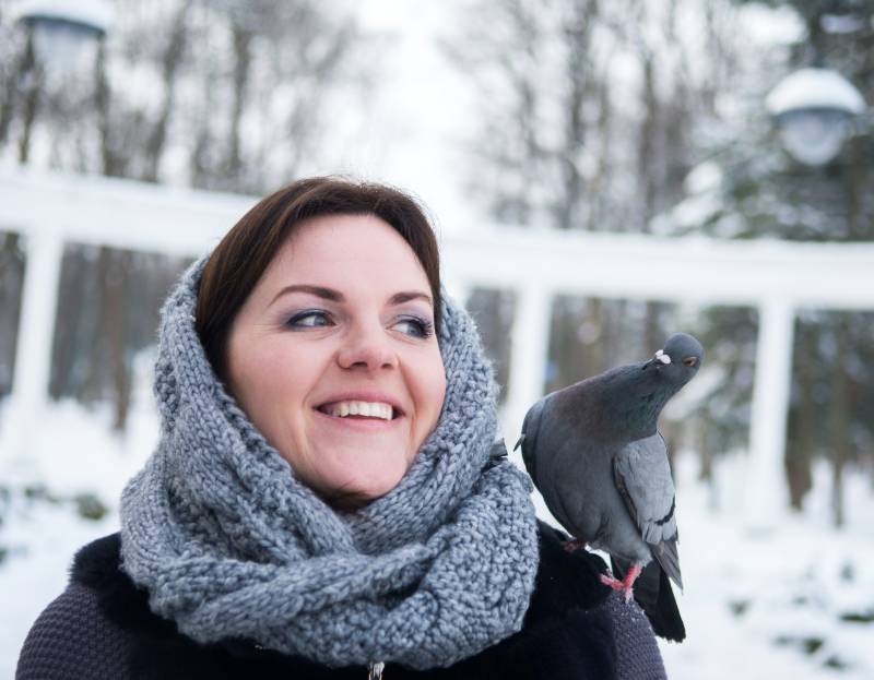 8sso-GVbt7E smiling woman wearing grey scarf | fall fashion trends 2020