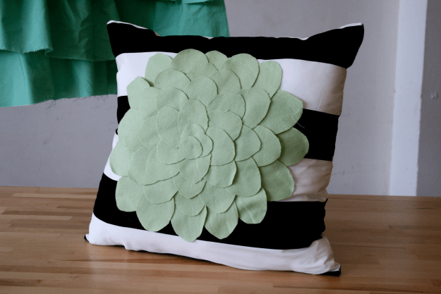 Easy DIY Felt Flower Applique Pillow Easy DIY Felt Flower Applique Pillow