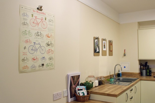 DIY Wall Art Easy Hanging Clipboard Display | https://diyprojects.com/diy-hanging-clipboard-art/