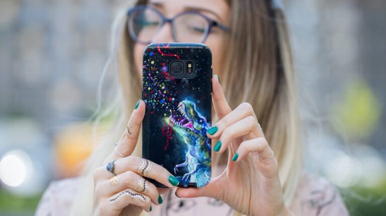 DIY Iron On Picture Phone Case Project While On Home Quarantine | Picture Phone Case