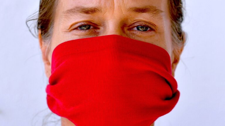 An improvised face mask, made from an old t-shirt sleeve | DIY Half Face Mask From A T-Shirt Or Bandana [No Sew] | Featured