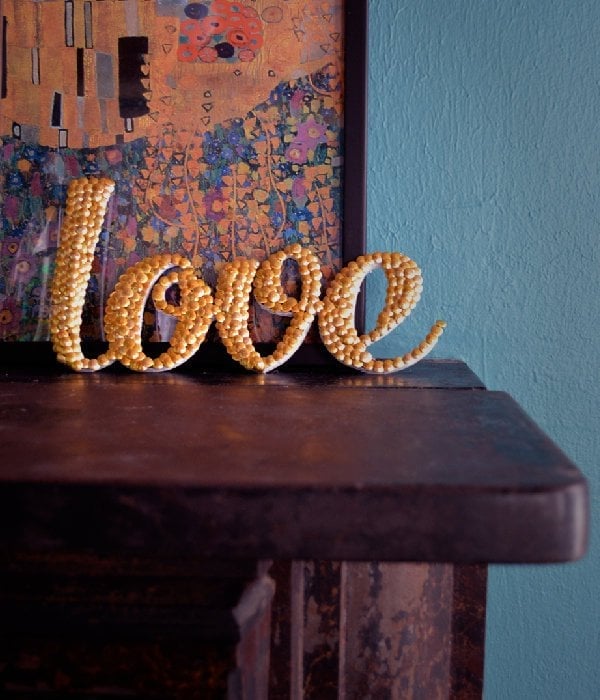 dollar-store-crafts-how-to-make-word-art-with-thumb-tacks