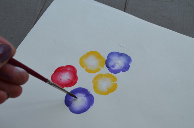 DIY art projects Simple and Easy Painting Flower Tutorial for Beginners | https://diyprojects.com/how-to-paint-flowers/